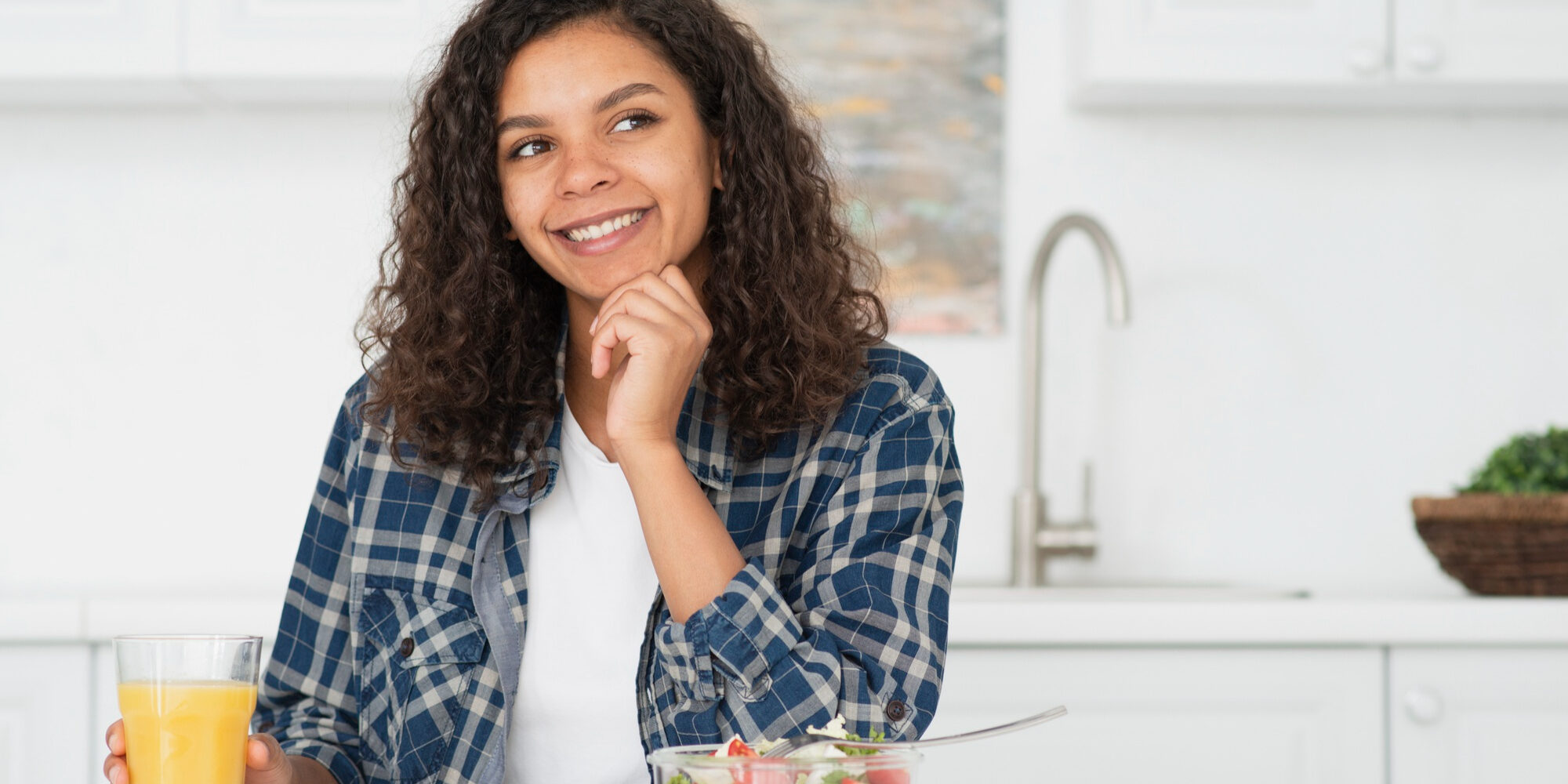 Mindful-Eating Mujer comiendo de manera consciente