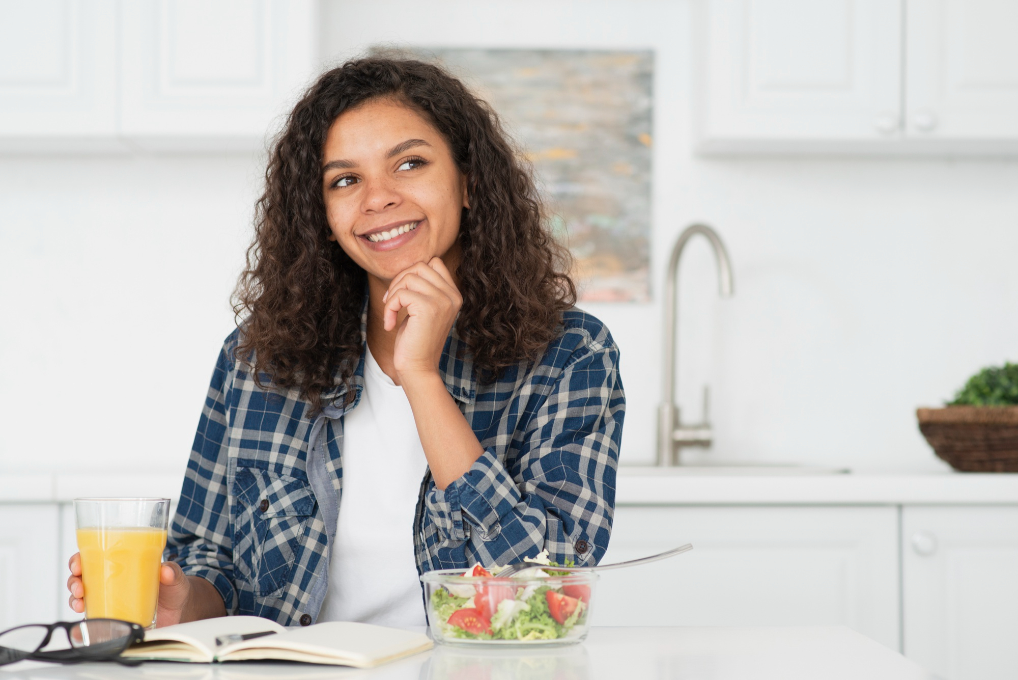 Mujer comiendo de manera consciente