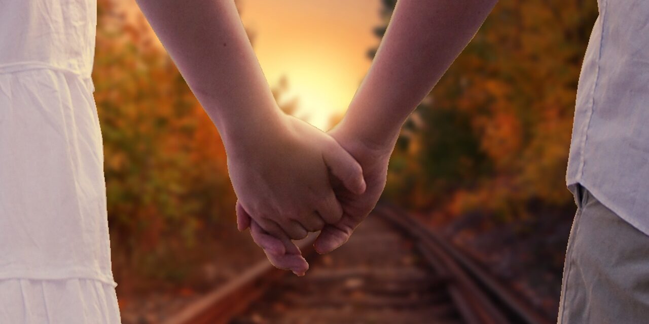 holding-hands-1772035_1280