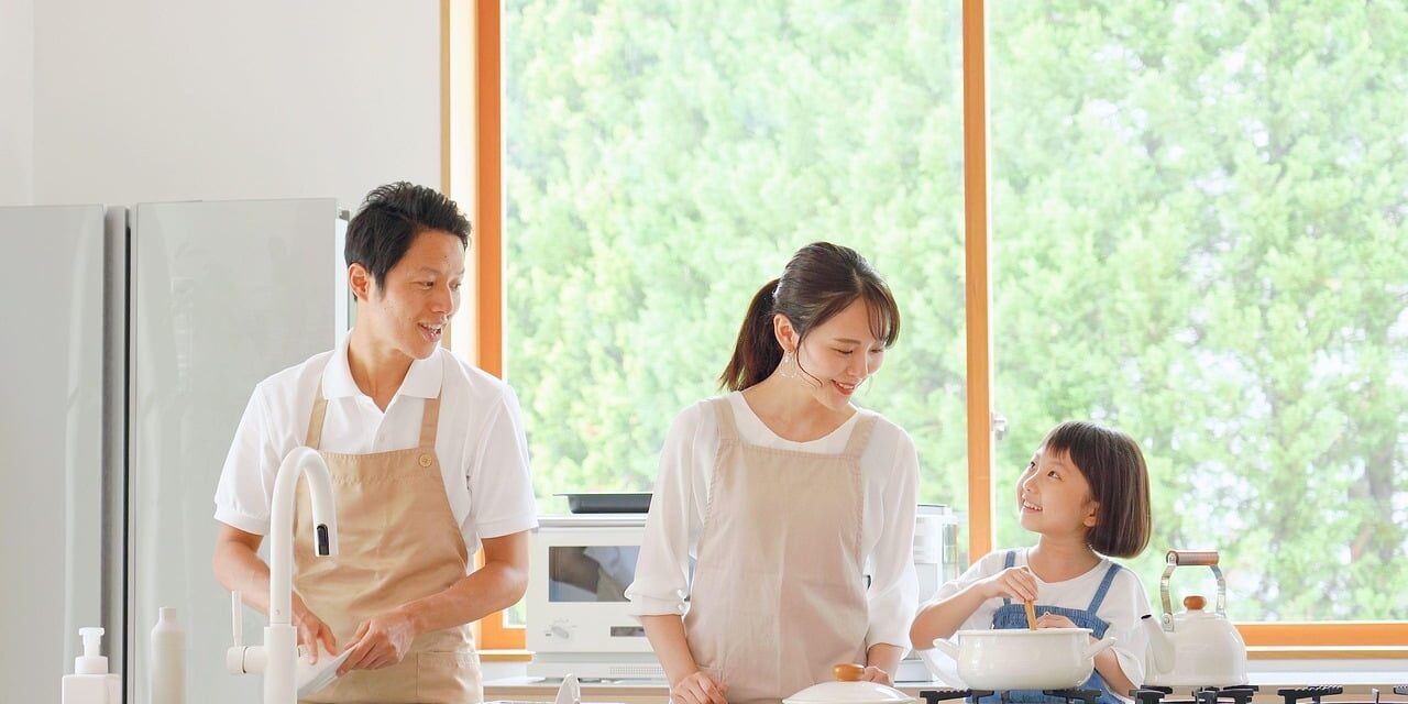 family-8806379_1280 familia cocinando