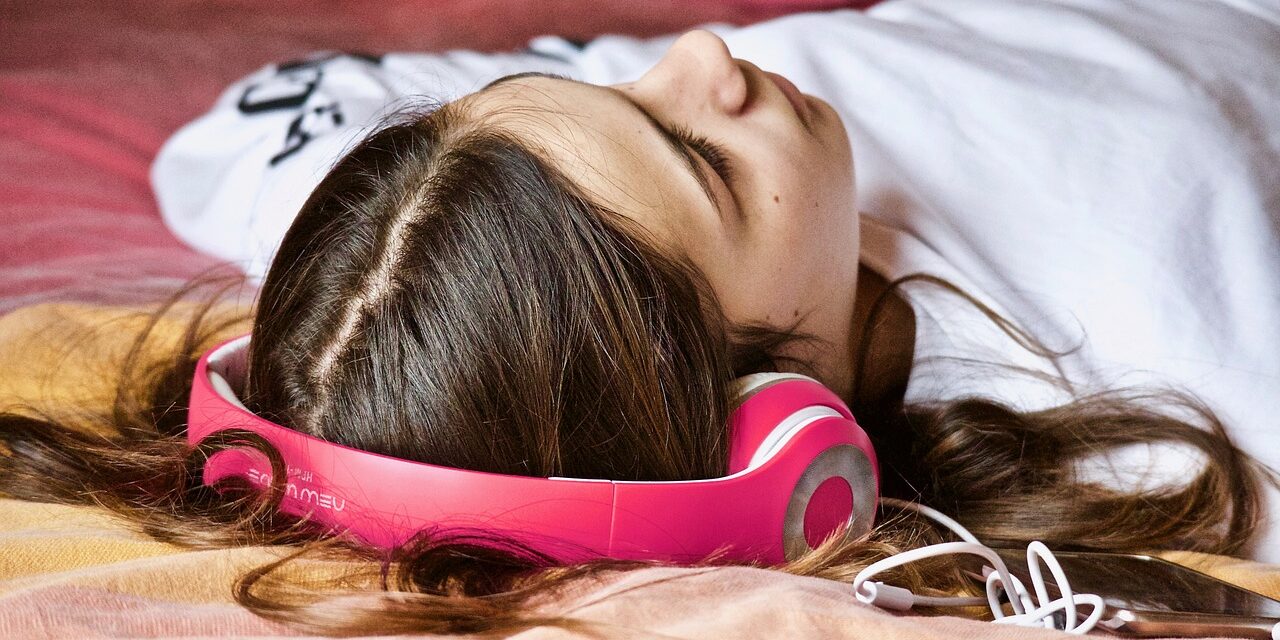 niña escuchando musica con auriculares