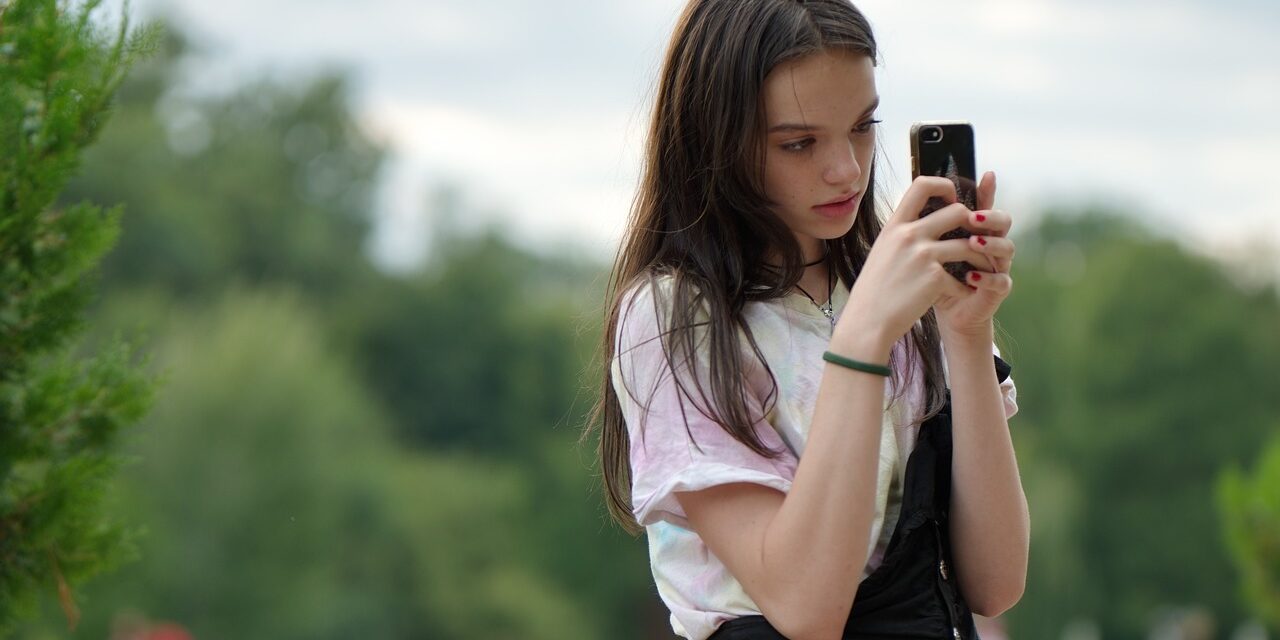 Niña sujetando móvil